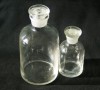 Склянка для реактивов из светлого стекла с узкой горловиной и притертой пробкой